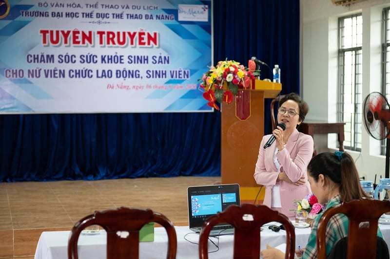 Bác sĩ Nguyễn Thị Diệu Lý trao đổi với chị em tại buổi tuyên truyền