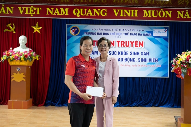 Vận động viên Phạm Thị Huệ nhận quà từ Dr. Marie Đà Nẵng