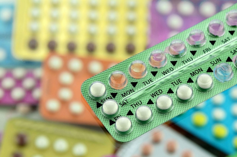 Việc mua mà không cần đơn với giá thành không cao là ưu điểm của thuốc tránh thai