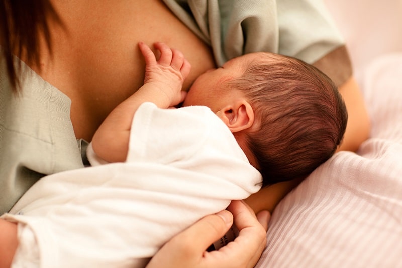 Hoạt động bú mẹ của trẻ sẽ tạo kích thích cho tuyến sữa 