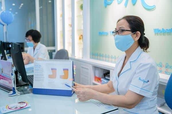 Bác sĩ Vũ Thị Mai đang tư vấn cho khách hàng