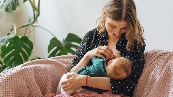 Phụ nữ đang cho con bú dưới 6 tuần sau sinh không nên sử dụng que tránh thai