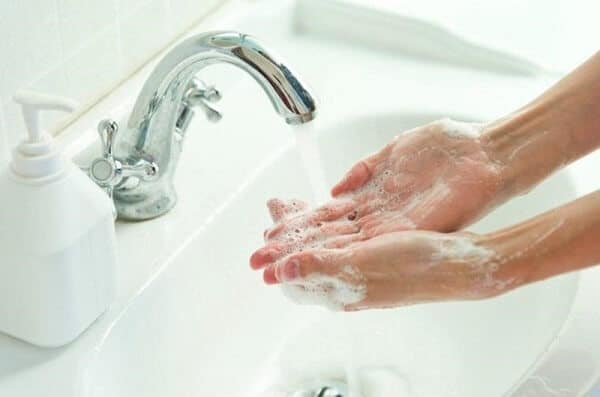 Bạn nên rửa tay sạch sẽ bằng xà phòng trước khi kiểm tra vòng tránh thai bên trong âm đạo