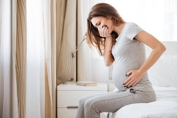 Cơn ốm nghén trở nên khó chịu là dấu hiệu u nang buồng trứng khi mang thai